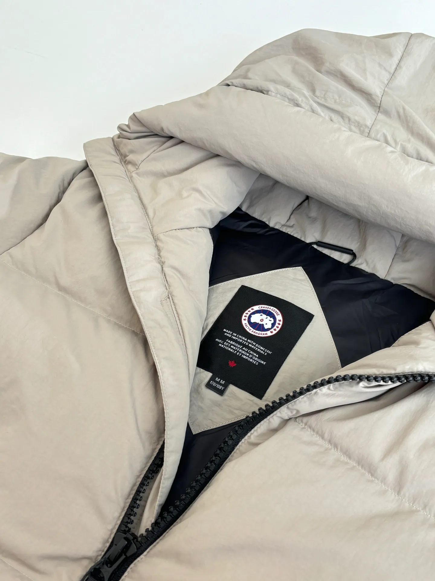 P1010 Canada Goos*/Big Goose Rubber Label Matte Down Jacket The fabric is made of high-quality protective nylon fabric, 90 national standard high-quality white duck down: selected high-fill power velvet, light and warm, with excellent temperature locking performance and good resilience. Three-dimensional quilting technology and precision thread reinforcement prevent lint from being drilled and ensure that the fluffy and resilient elasticity lasts like new.  Size：S/M/L/XL